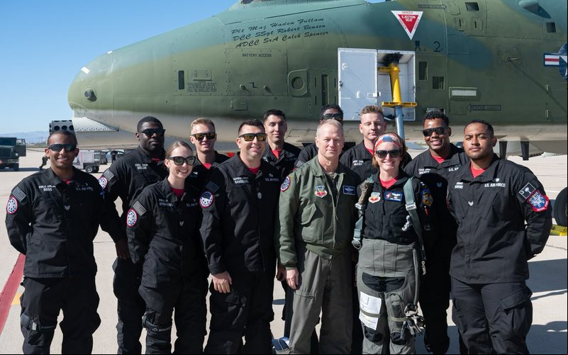 Atualmente três das quatro equipes de demonstração solo da USAF são comandadas por mulheres - USAF