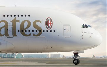 Ação da aérea celebra os 125 anos de história do AC Milan, repercutindo a importância do clube no futebol mundial - Divulgação