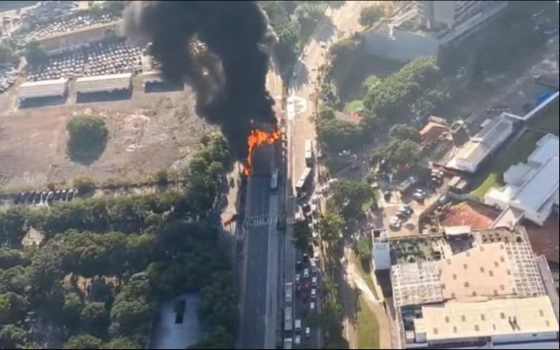 No impacto, a aeronave atingiu um ponto de ônibus. Um veículo foi atingido - Reprodução/TV Bandeirantes