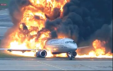A aeronave havia sido atingida por um raio após decolar de um aeroporto de Moscou - Reprodução/Redes Sociais