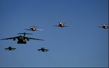 Aeronaves produzidas no Brasil realizaram diversas agens sobre a base aérea de Brasília - AERO Magazine / André Magalhães