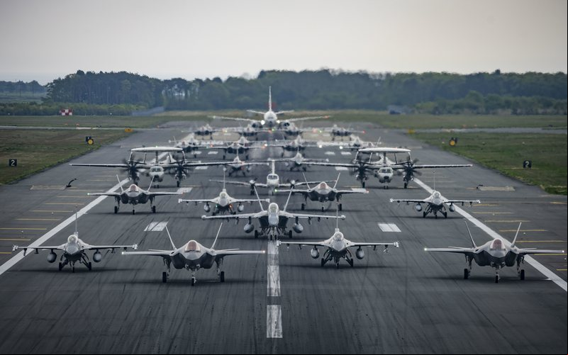 Pilotos japoneses e norte-ameircanos realizaram diversos voos visando maior aprimoramento - USAF