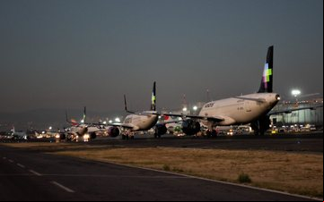 Jovem invadiu pista e entrou no compartimento do trem de pouso de um A320 da Volaris - AICM