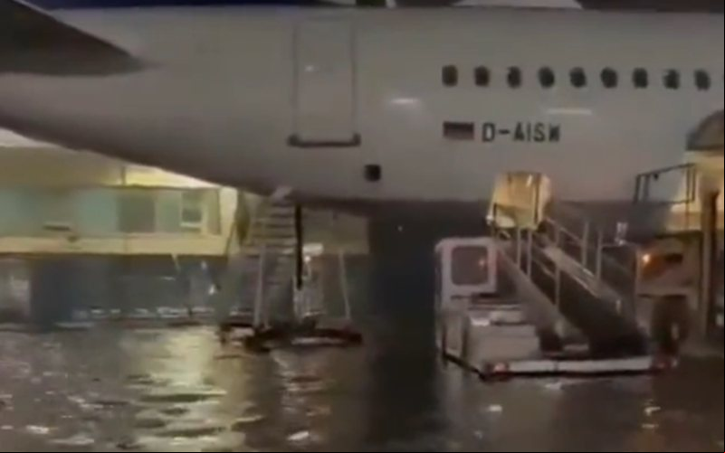 A tempestade durou três horas e foi o suficiente para causar imensos transtornos - Reprodução/Redes Sociais