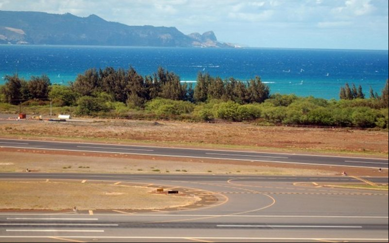 Paisagem do entorno do aeroporto de Kahului, na ilha de Maui, antes dos incêndios florestais devastarem a região - Kahului Airport/Divulgação