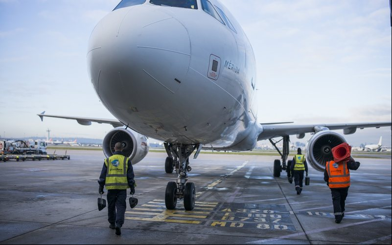A escassez de aeronaves disponíveis está fazendo companhias aéreas recorrerem até mesmo a concorrentes - Vinci Airports/Divulgação