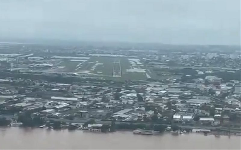 Um vídeo gravado antes da interrupção total das operações mostra as taxiways alagadas - Redes Sociais