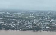 Um vídeo gravado antes da interrupção total das operações mostra as taxiways alagadas - Redes Sociais