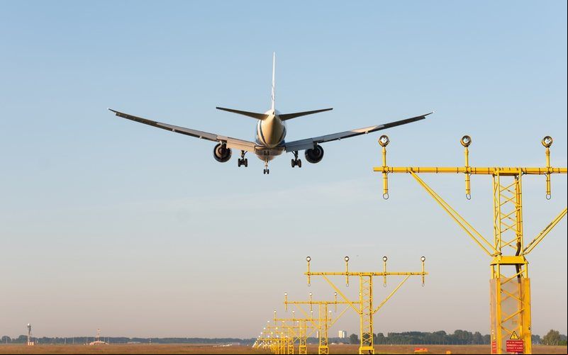 O principal alvo das reduções é o aeroporto internacional de Schiphol, o principal do país - Divulgação