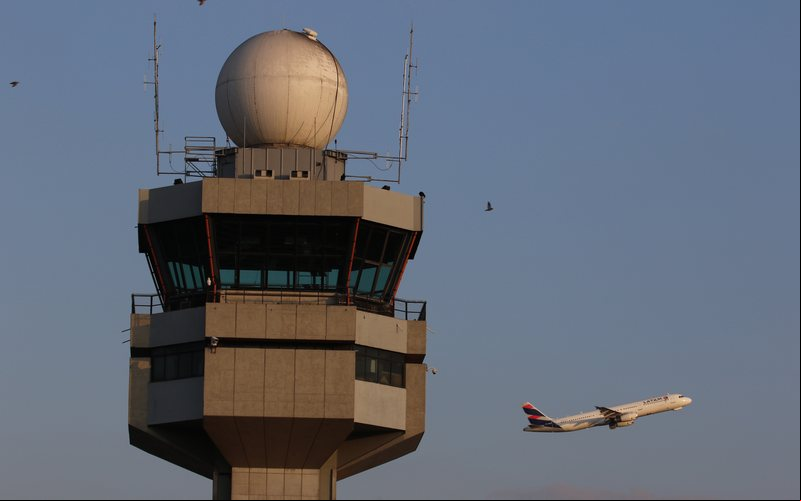 Controladores da estatal são responsáveis pelas autorizações de pousos e decolagens do aeroporto de Guarulhos, em São Paulo - Luís Neves