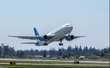 Boeing 767-300F da Air Tanzania durante decolagem do voo de entrega - Divulgação