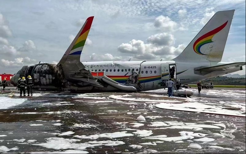 Aeronave pegou fogo no aeroporto de Chongqing-Jiangbei (CKG) - Via Redes Sociais