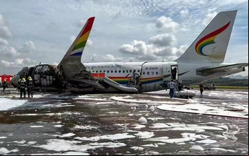 Aeronave pegou fogo no aeroporto de Chongqing-Jiangbei (CKG) - Via Redes Sociais