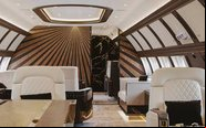 O anteparo da sala de estar do Airbus ACJ319neo ganhou uma marchetaria 'sunburst' - Foto: Jet Aviation/Divulgação