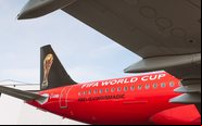 Um Airbus A320-200 estilizado está visitando os 32 países que participarão do torneio - Divulgação