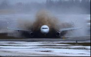 A aeronave conseguiu retornar à pista, em seguida. Não houve feridos - Reprodução/Redes Sociais