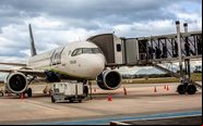 A320neo da Azul no aeroporto de Curitiba, istrado pela CCR - Divulgação
