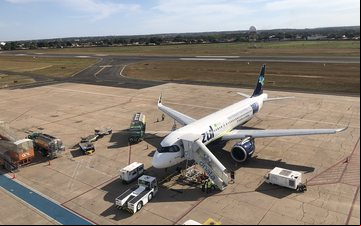 Aeronave da Azul no aeroporto de Teresina, no Piauí - CCR Aeroportos