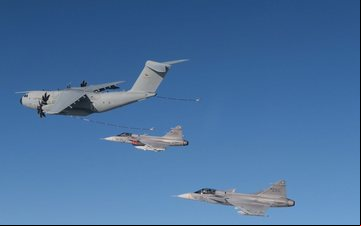 Imagem Gripen realiza voo de reabastecimento com o A400M