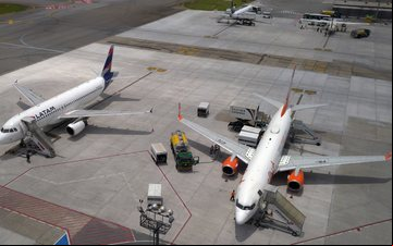 Aeronaves da Latam e Gol no aeroporto de Congonhas, em São Paulo, segundo mais movimentado do país - Edmundo Ubiratan