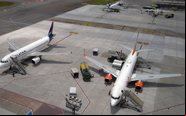 Aeronaves da Latam e Gol no aeroporto de Congonhas, em São Paulo, segundo mais movimentado do país - Edmundo Ubiratan