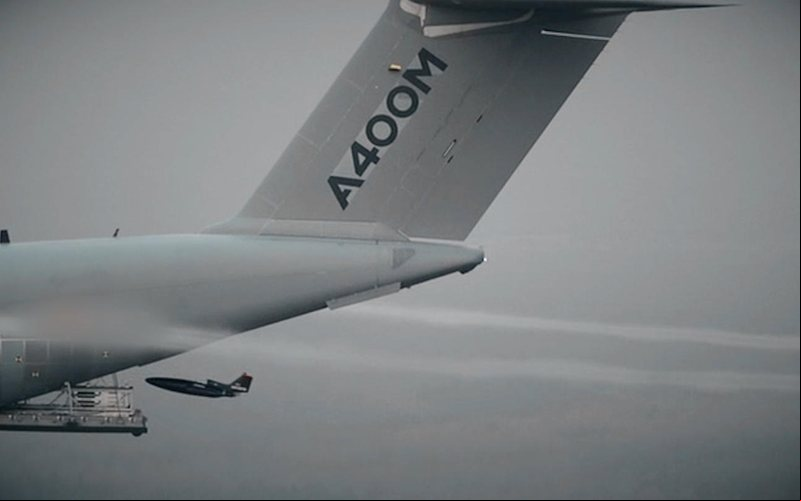 Lançamento de drones a partir de aviões de cargas é uma nova aposta nas operações militares - Airbus Defense