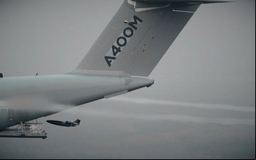 Lançamento de drones a partir de aviões de cargas é uma nova aposta nas operações militares - Airbus Defense