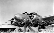 Amelia Earhart em frente ao seu Electra L-10