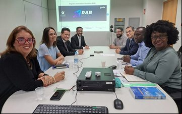Anselmo Falusso e Edith Samuel Machavela Machava, do Instituto de Aviação Civil de Moçambique, estiveram na sede do órgão - Divulgação