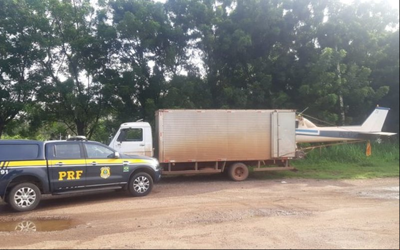 Avião estava sendo transportado em rodovia federal - PRF/Divulgação