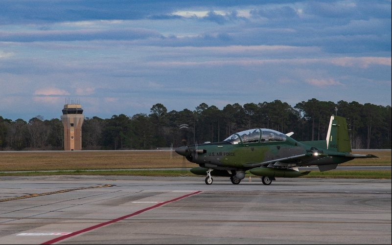 Aeronave tem um moderno cockpit digital que facilita do trabalho dos pilotos - USAF