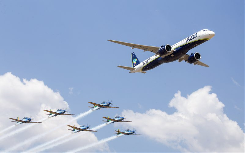 Embraer 195-E2 em formação com os Super Tucanos da Esquadrilha da Fumaça - Guilherme Amancio