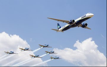 Embraer 195-E2 em formação com os Super Tucanos da Esquadrilha da Fumaça - Guilherme Amancio