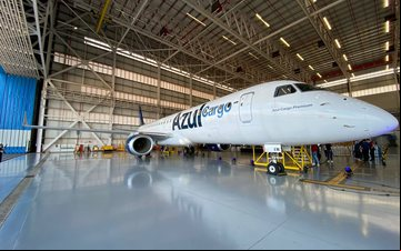 Azul opera uma frota de cinco E195 em configuração para o transporte de cargas - Divulgação