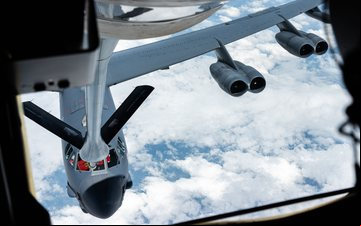 Bombardeiros foram reabastecidos por avião-tanque francês - Otan