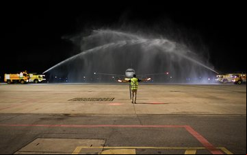 A primeira aeronave que pousou no aeroporto, já na nova gestão, foi recebida com o tradicional batismo - Zurich Airport/Divulgação