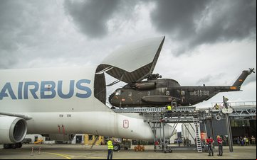 Grande helicóptero CH-53 alemão foi carregado no Beluga - Airbus