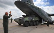A aeronave é capaz de transportar os blindados Guarani e Astros II, do Exército Brasileiro - República Tcheca