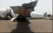 Cargueiro derrapou na pista durante pouso, parando somente ao colidir com destroços de outra aeronave acidentada - Redes Sociais