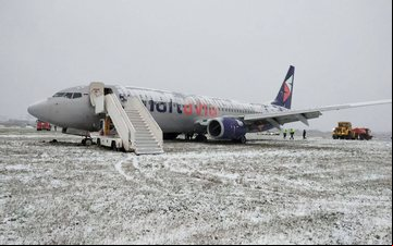Boeing 737-800 parou depois do final da pista principal 03-21 - Reprodução