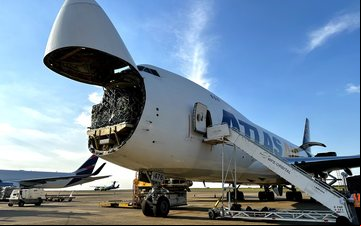 A aeronave da Atlas Air trouxe três paletes de mais de cinco toneladas. - Divulgação