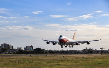 Boeing 747 trouxe uma carga de quarenta toneladas de maquinário para produção industrial - Porto Alegre Airport