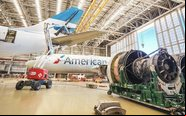 Boeing 777 da American Airlines dentro do hangar 5 no aeroporto de Ezeiza - Lucas Rubio
