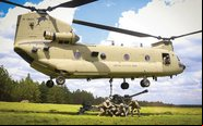 Chinook pode transportar cargas pesadas e tropas em operações de logística - Divulgação