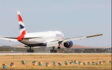 Boeing 777-200ER pousa no aeroporto de Daxing, em Pequim - Divulgação
