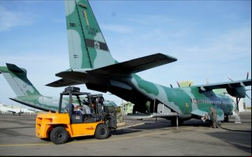 Outras aeronaves como helicópteros H-60L e o KC-390 estão na missão humanitária - FAB