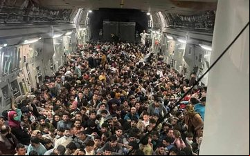 Imagem C-17 partiu do Afeganistão com 823 pessoas a bordo