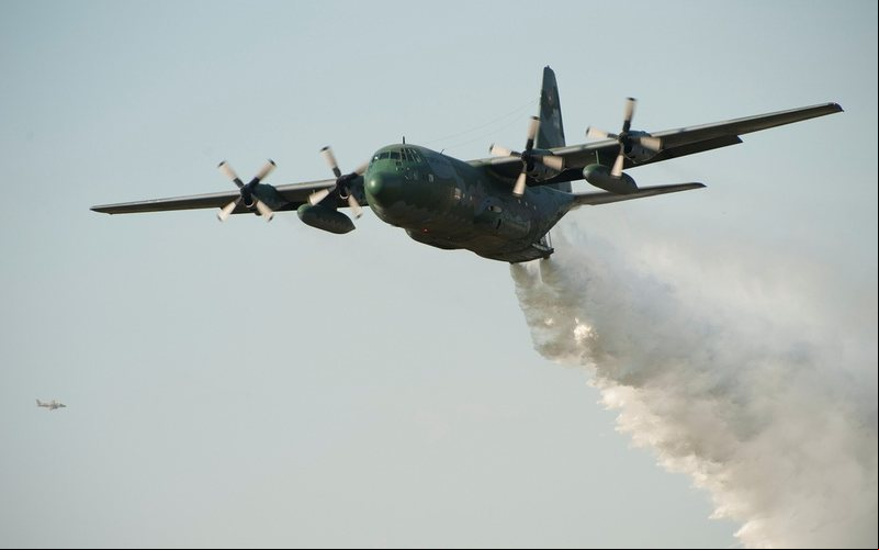 C-130 tamém já atou em combates a incêndios no Brasil - FAB