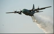 C-130 tamém já atou em combates a incêndios no Brasil - FAB
