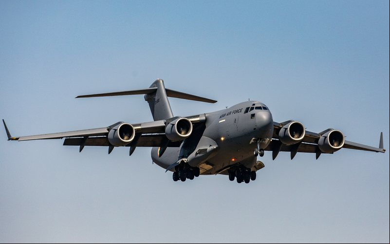 Viagem do presidente ucraniano ocorreu a bordo do cargueiro C-17 - RAF